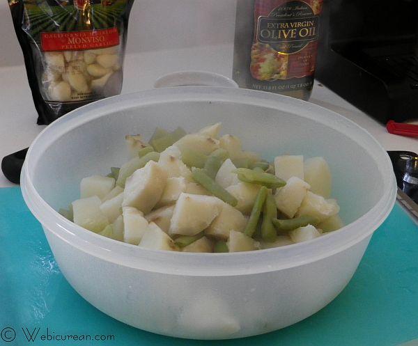Garlicky Italian Green Beans and Potoates #SundaySupper | Webicurean